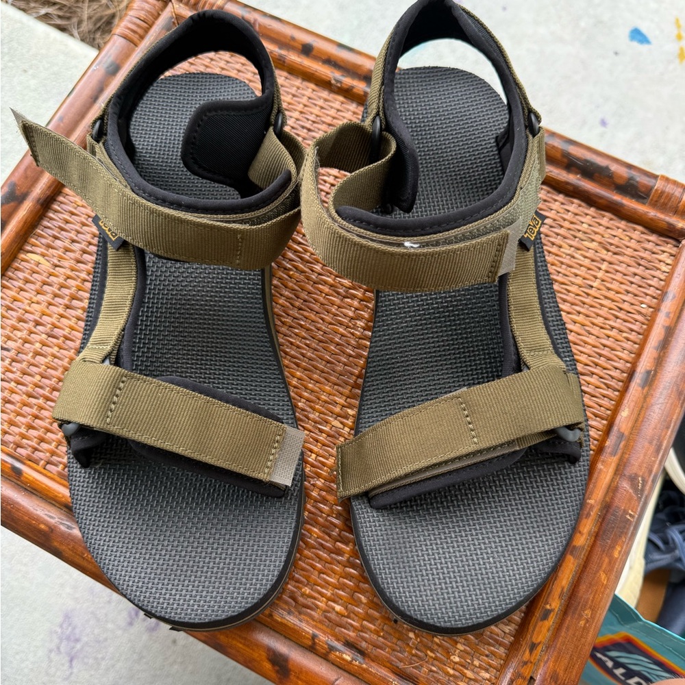 Black and Olive Sandals Teva size 11